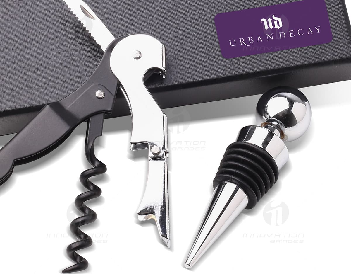 Kit vinho com saca rolhas e tampa de bico em fundo branco. Kit vinho com saca rolhas e tampa de bico em fundo branco.