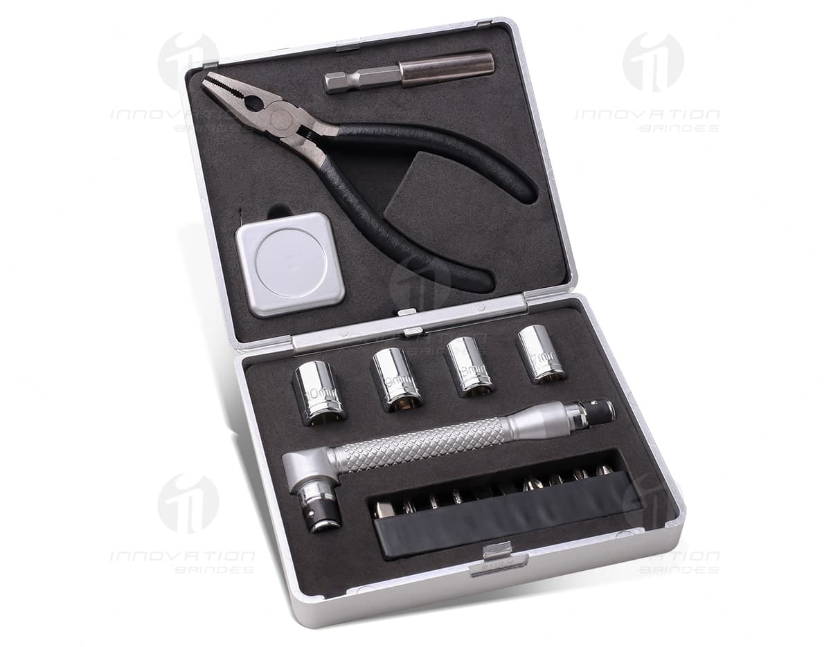 Conjunto de ferramentas com estojo contendo diversas ferramentas como martelo, alicate, chave de fenda e chave inglesa em fundo branco. Conjunto de ferramentas com estojo contendo diversas ferramentas como martelo, alicate, chave de fenda e chave inglesa em fundo branco.