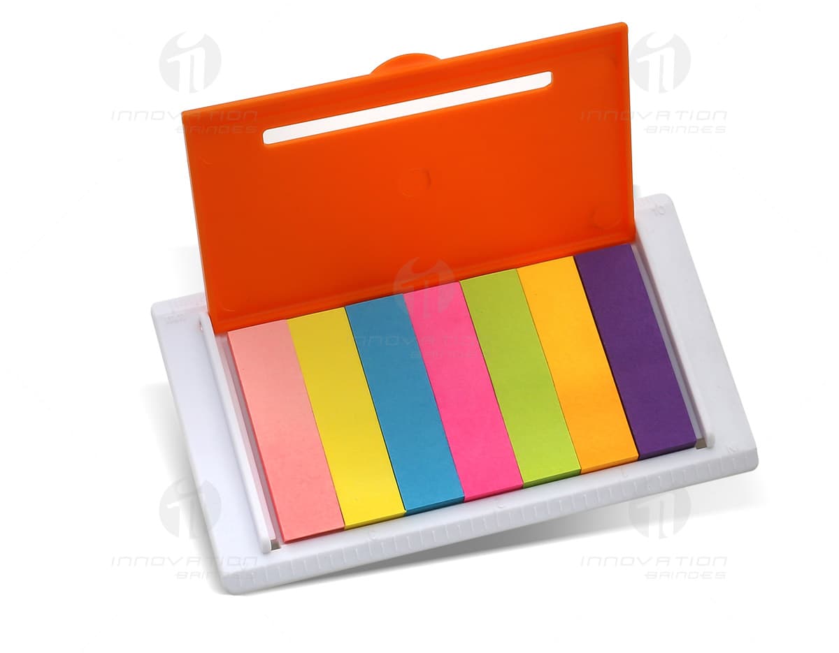Kit com 6 porta copos em formato quadrado, feitos de material resistente e com estampas coloridas de frutas tropicais. Kit com 6 porta copos em formato quadrado, feitos de material resistente e com estampas coloridas de frutas tropicais.
