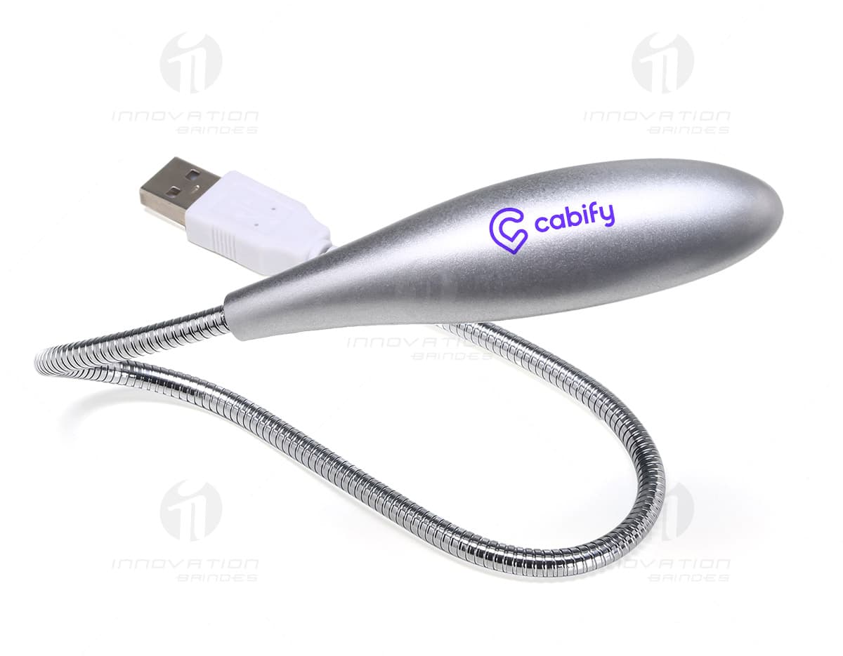 Luminária plástica USB com LED em cor branca, ligada em um ambiente escuro. Luminária plástica USB com LED em cor branca, ligada em um ambiente escuro.