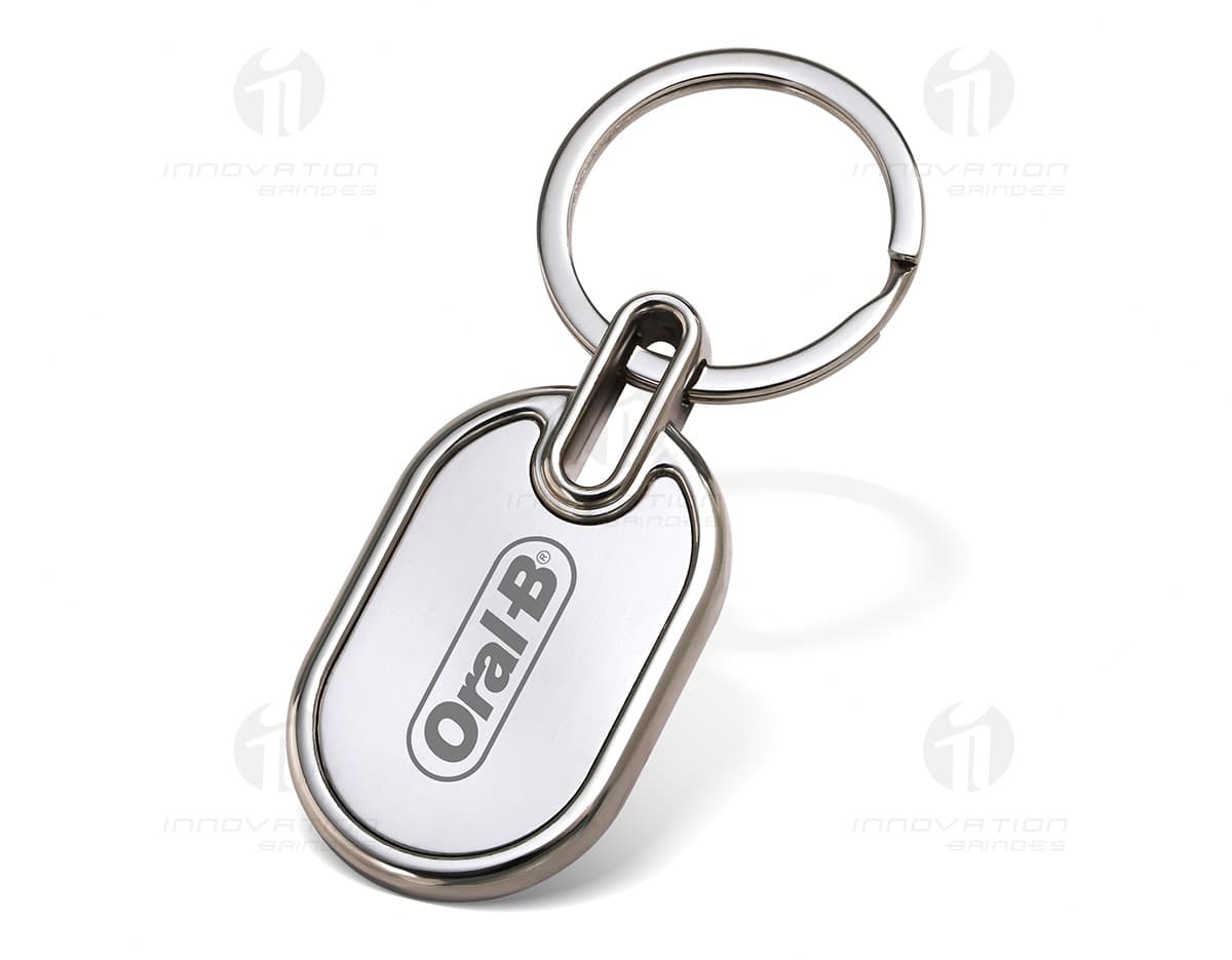 Chaveiro de metal vazado em formato de coração em fundo branco. Chaveiro de metal vazado em formato de coração em fundo branco.