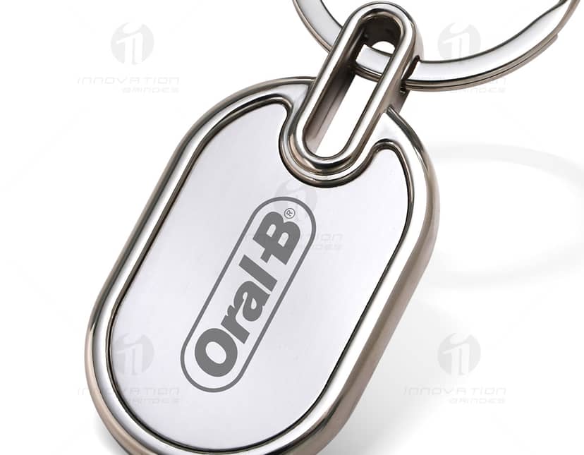 Chaveiro de metal com detalhe em nylon preto, ideal para proteger suas chaves com estilo e segurança. A combinação de metal e nylon oferece resistência e durabilidade, garantindo a proteção das suas chaves. Perfeito para uso pessoal ou como acessório de negócios.