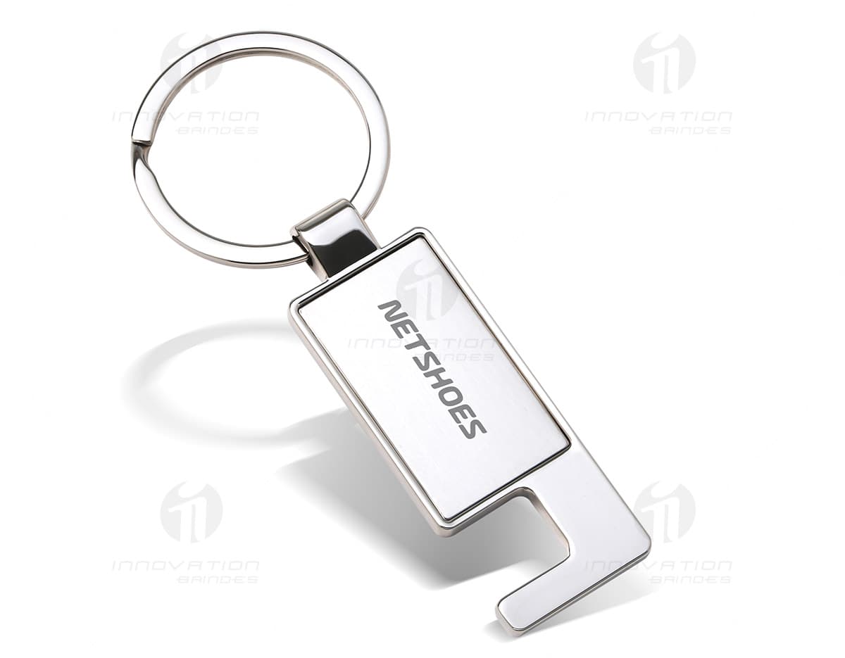 Chaveiro de metal porta celular na cor prata com detalhes elegantes. Chaveiro de metal porta celular na cor prata com detalhes elegantes.