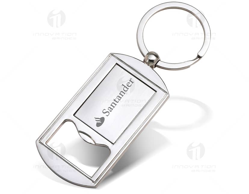 Chaveiro abridor de garrafas em metal.