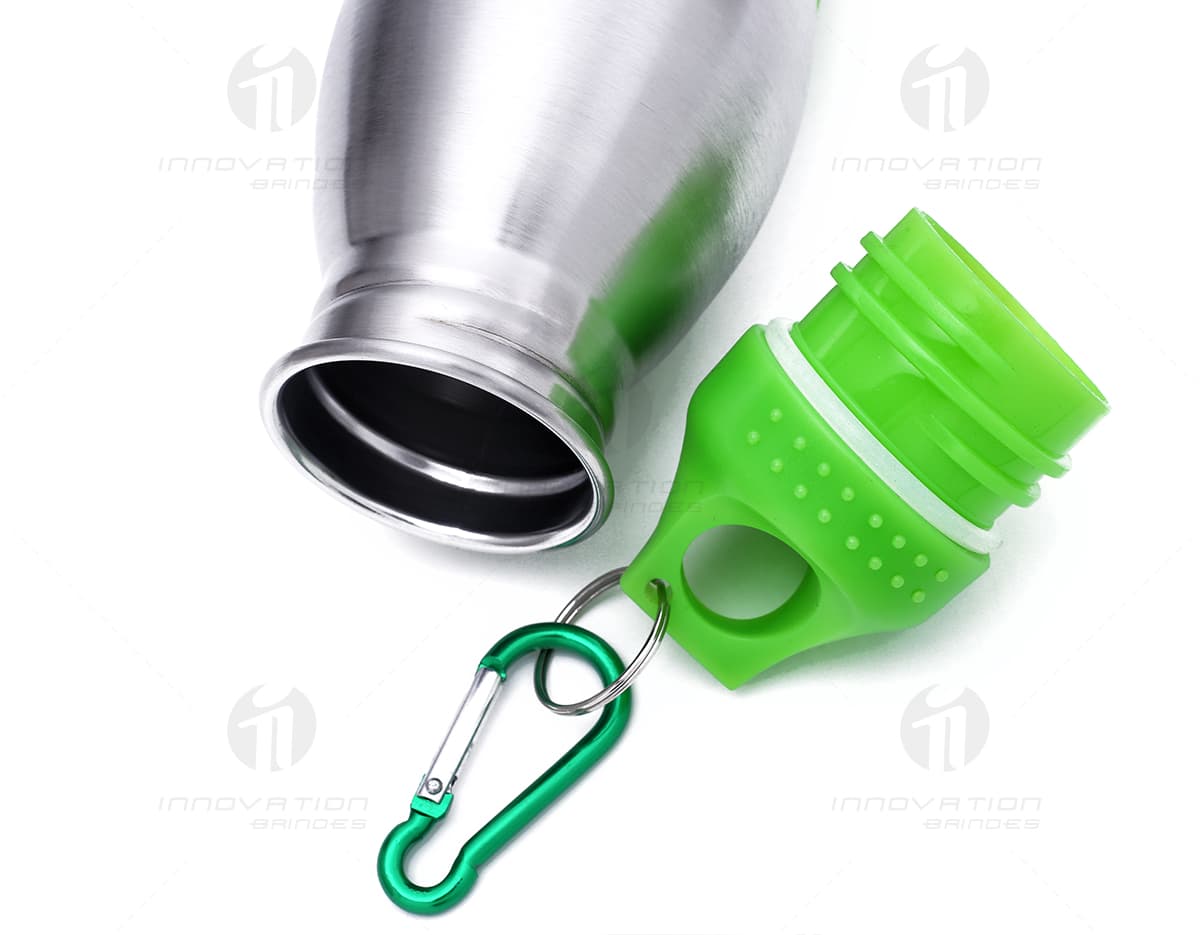 Mala de viagem na cor preta, com rodinhas e alças, ideal para transportar pertences em viagens. Mala de viagem na cor preta, com rodinhas e alças, ideal para transportar pertences em viagens.