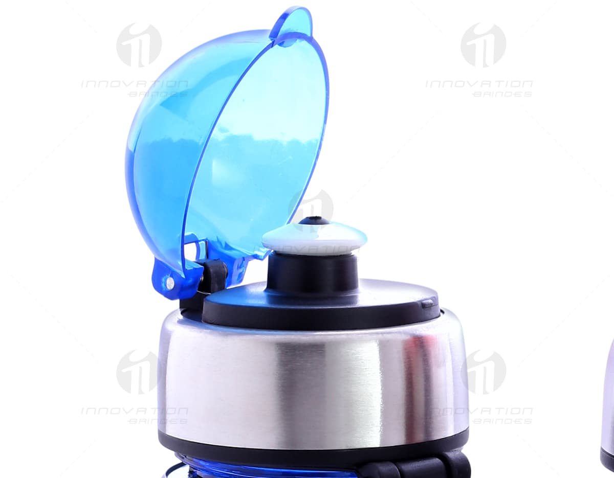 Squeeze de metal prateado com capacidade de 450ml. Squeeze de metal prateado com capacidade de 450ml.
