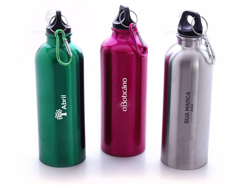 Kit com 6 porta copos em formato circular, feitos de material resistente e com estampas coloridas variadas. Os porta copos são ideais para proteger superfícies de mesas e bancadas.