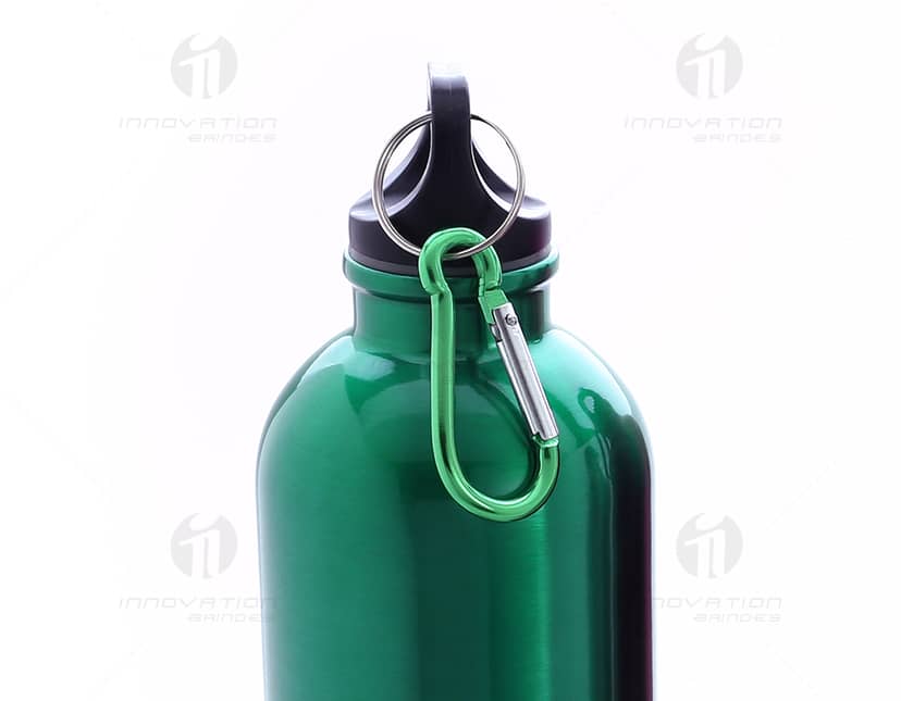 Garrafa de metal com mosquetão de 500ml.