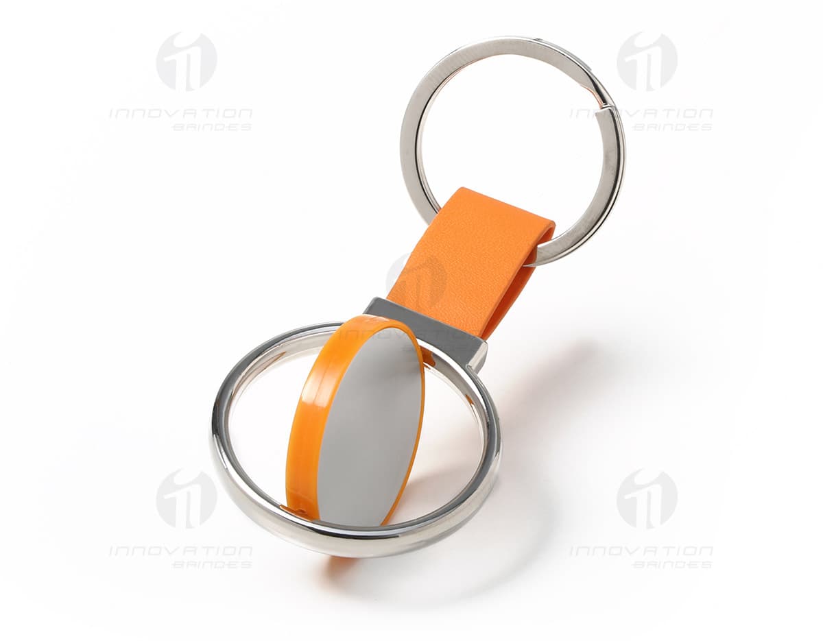 Chaveiro de metal giratório em formato de anéis dourados, simbolizando amor e união. Chaveiro de metal giratório em formato de anéis dourados, simbolizando amor e união.