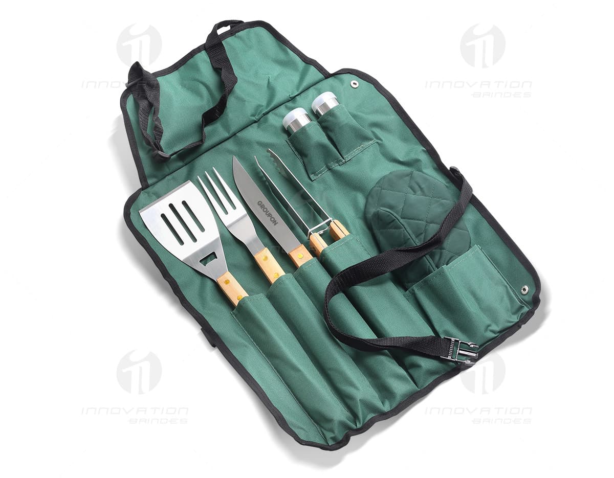 Kit churrasco com 3 peças em estojo preto, feito de metal e plástico. Inclui garfo e duas ferramentas para grelhar alimentos. Kit churrasco com 3 peças em estojo preto, feito de metal e plástico. Inclui garfo e duas ferramentas para grelhar alimentos.