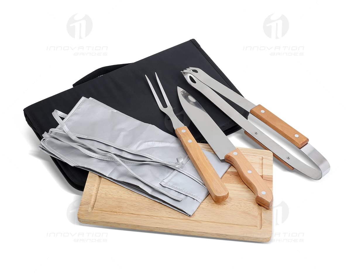 Kit de vinho em estojo contendo 3 peças: saca-rolhas, anel corta-gotas e tampa para garrafa. Kit de vinho em estojo contendo 3 peças: saca-rolhas, anel corta-gotas e tampa para garrafa.