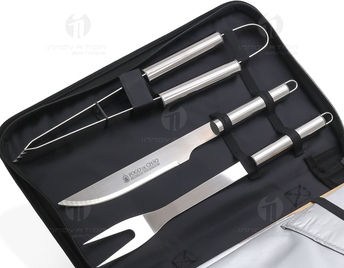 Kit churrasco completo com estojo contendo facas, garfo, espátula e pegador de carne. Kit churrasco completo com estojo contendo facas, garfo, espátula e pegador de carne.