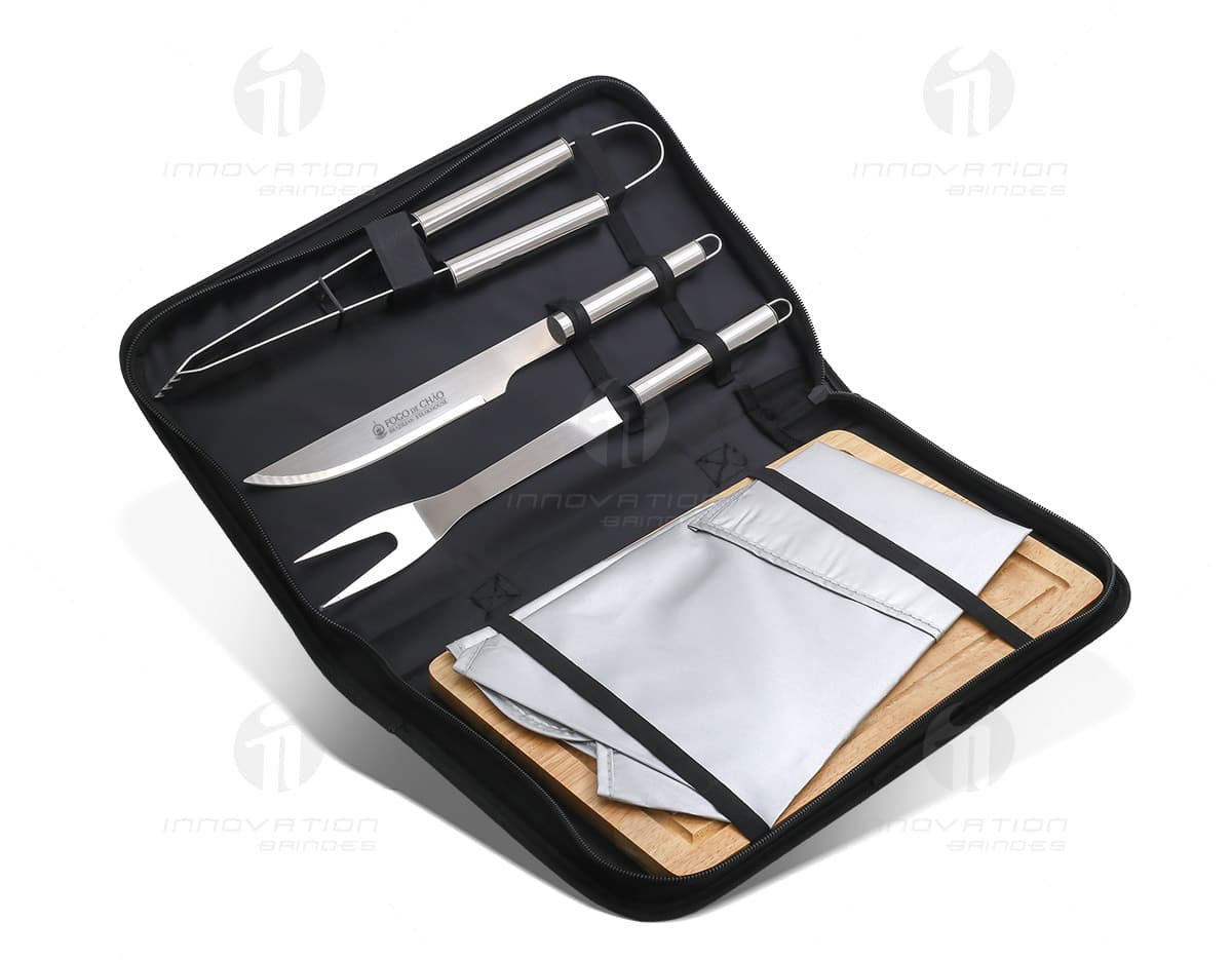 Kit com 6 porta copos dispostos em uma mesa de madeira. Os porta copos são de formato quadrado e possuem estampas coloridas de flores e folhas. Kit com 6 porta copos dispostos em uma mesa de madeira. Os porta copos são de formato quadrado e possuem estampas coloridas de flores e folhas.
