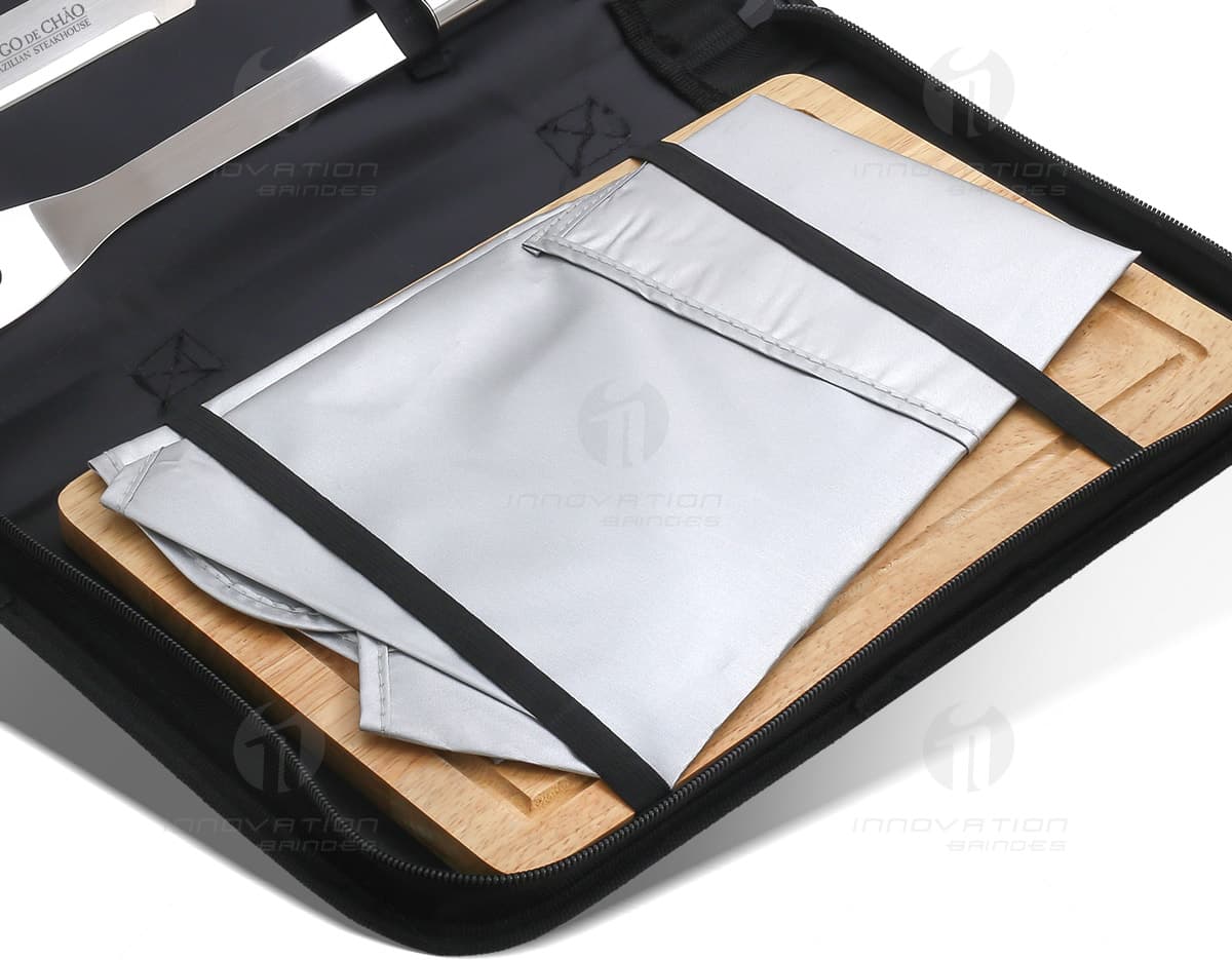 Caneta metálica com estojo giratório em fundo branco. Caneta metálica com estojo giratório em fundo branco.