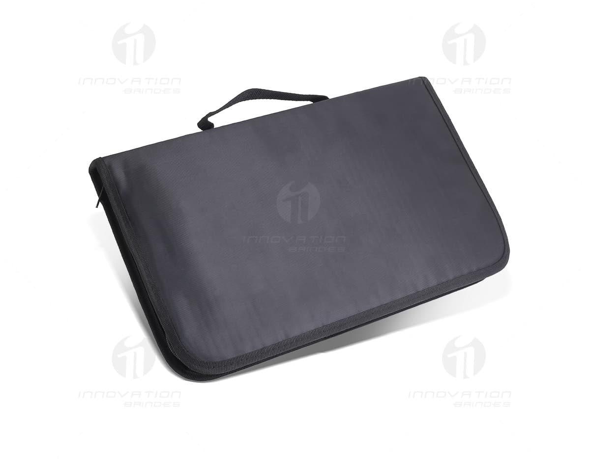 Kit churrasco completo com estojo contendo faca, garfo, espátula, luva de proteção e pincel para churrasco em fundo branco. Kit churrasco completo com estojo contendo faca, garfo, espátula, luva de proteção e pincel para churrasco em fundo branco.