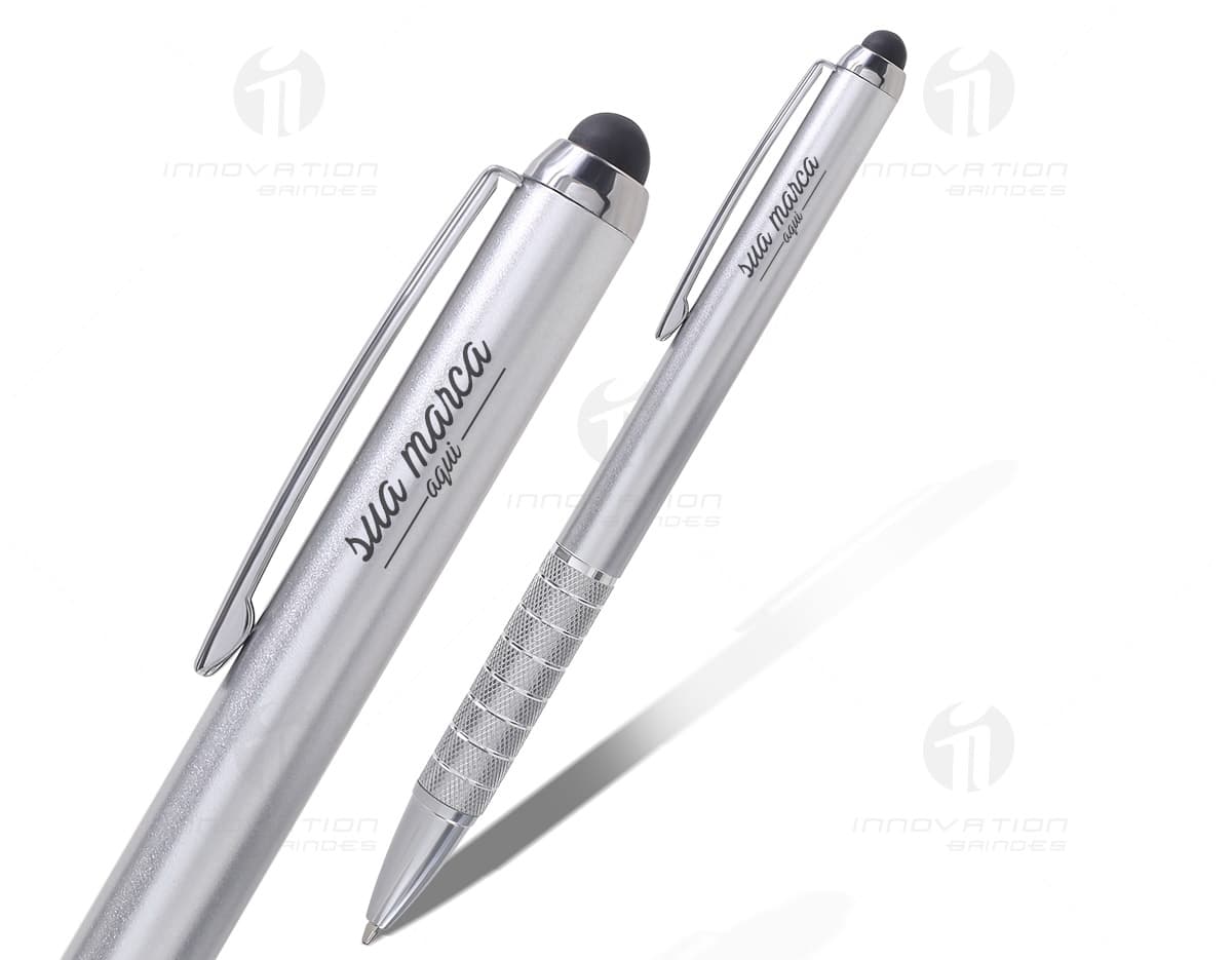 Caneta plástica com cordão em fundo branco. Caneta plástica com cordão em fundo branco.