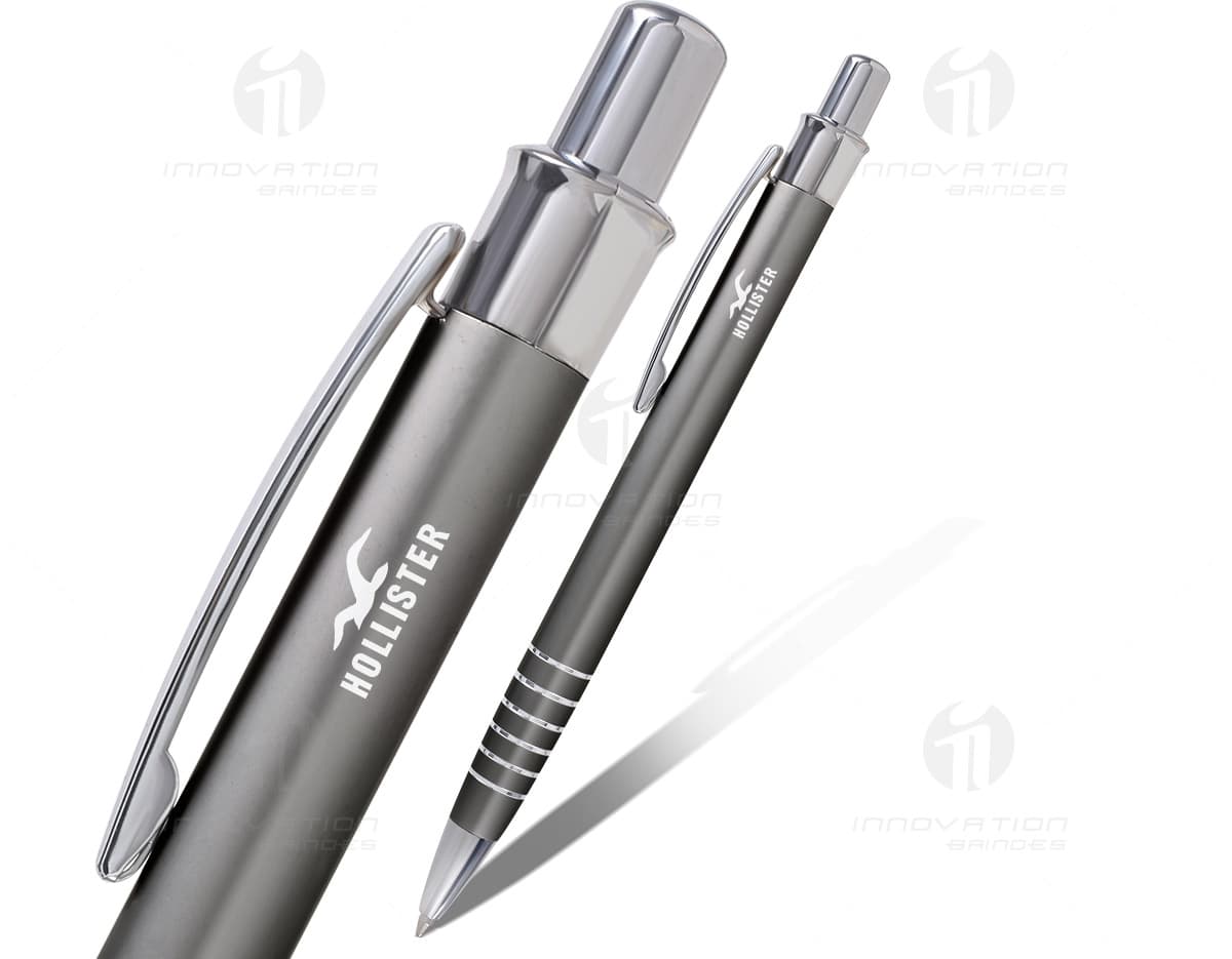 Caneta esferográfica de metal clicável em tom de prata, sobre fundo branco. Caneta esferográfica de metal clicável em tom de prata, sobre fundo branco.