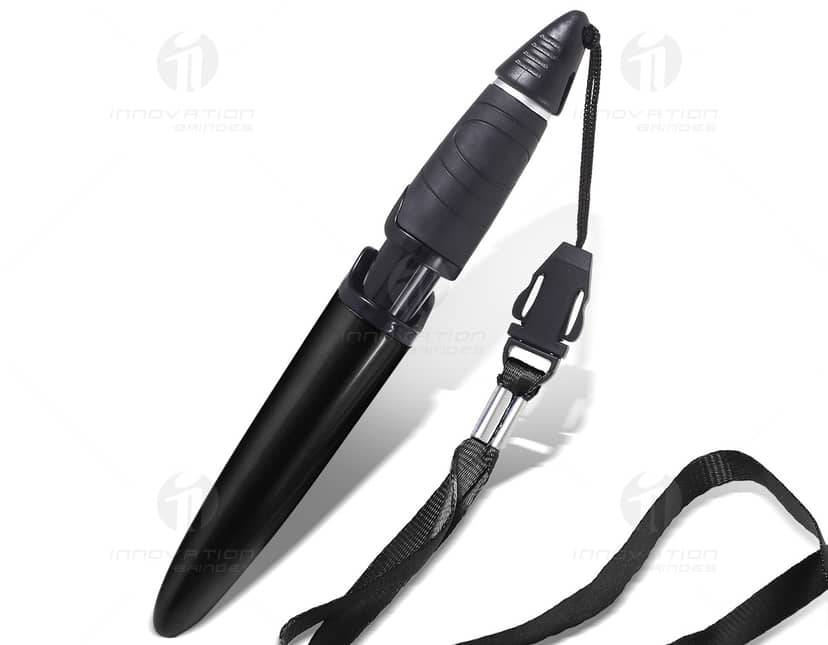Caneta plástica esferográfica com cordão em fundo branco.