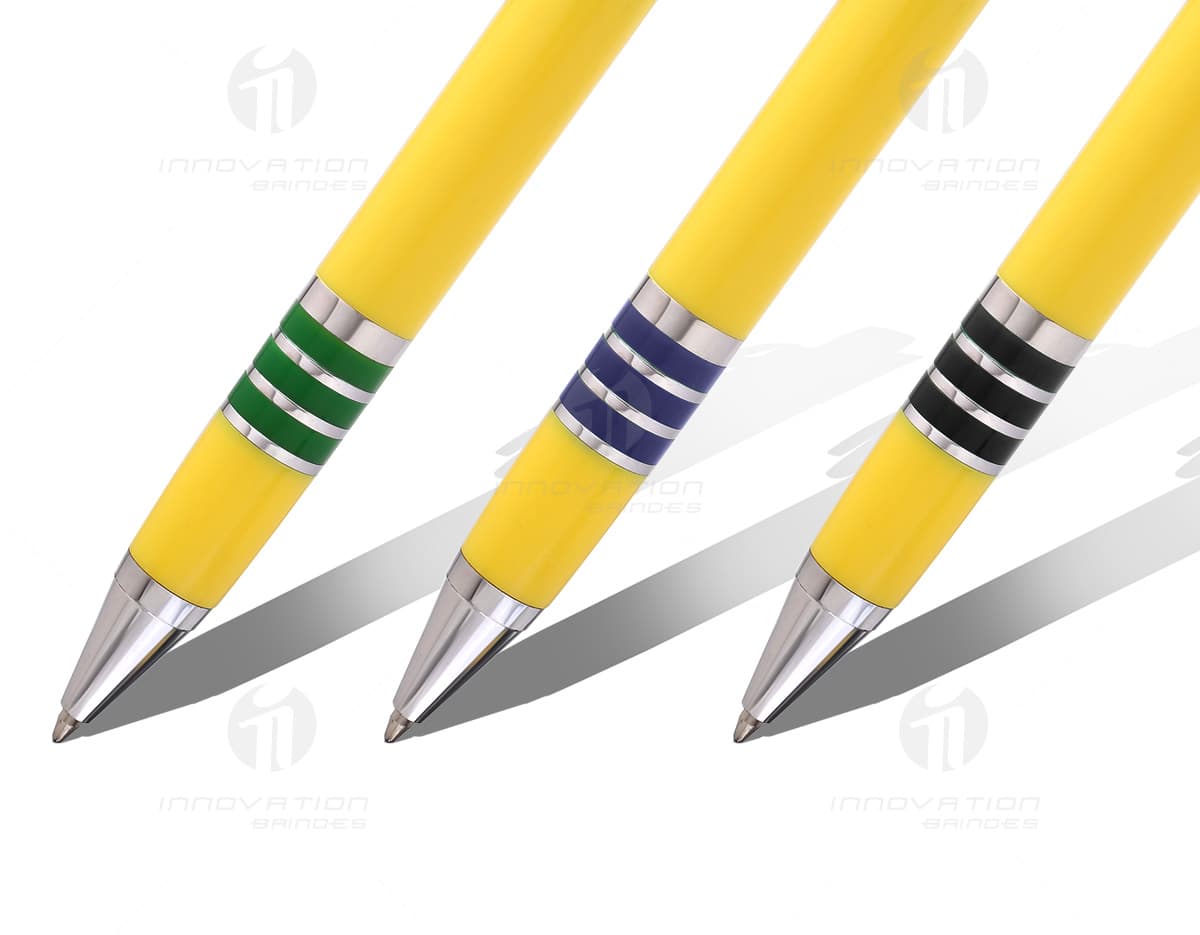 Caneta plástica esferográfica preta. Caneta plástica esferográfica preta.