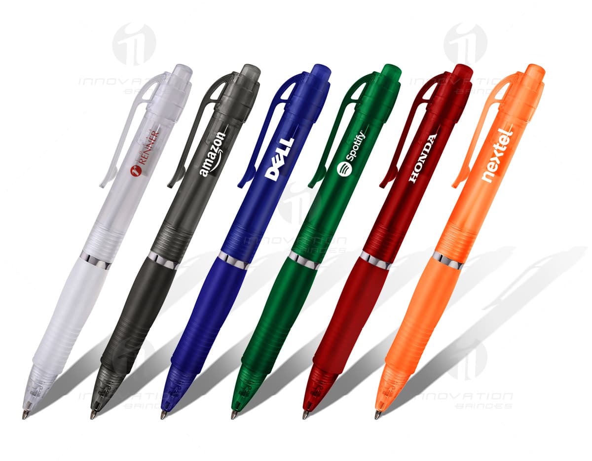 Caixa de som portátil com mosquetão em cores verde e preto. Caixa de som portátil com mosquetão em cores verde e preto.