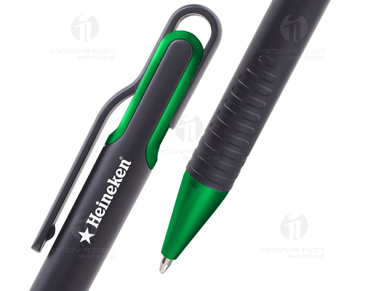 Caneta plástica preta com mecanismo de clique. Caneta plástica preta com mecanismo de clique.