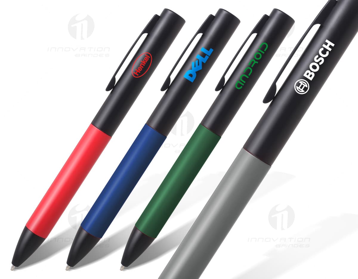Caneta plástica com mecanismo de clic, na cor azul, sobre fundo branco. Caneta plástica com mecanismo de clic, na cor azul, sobre fundo branco.