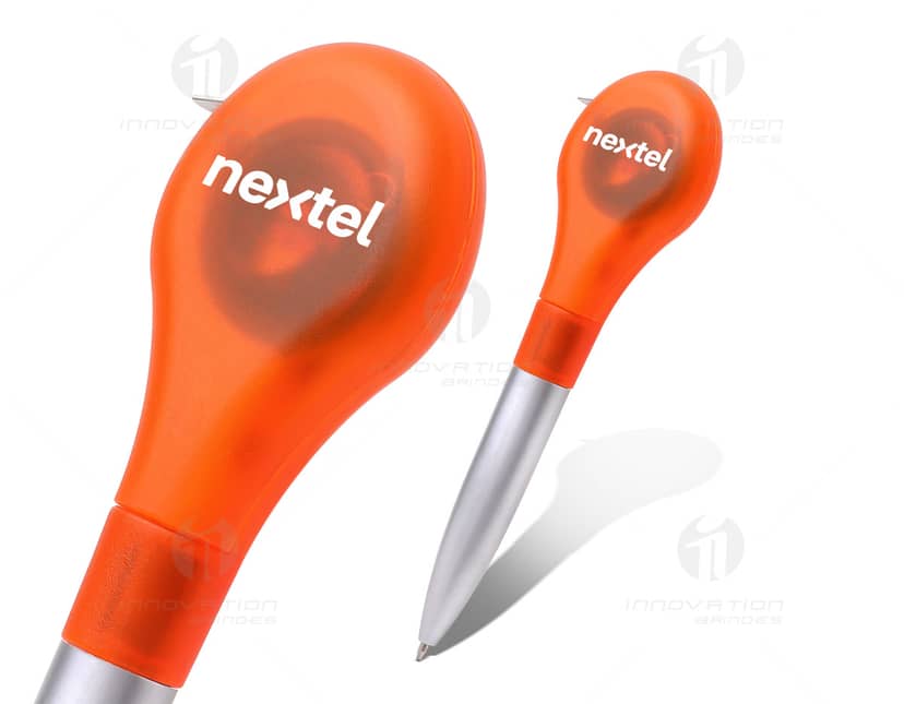 Caneta plástica com trena de cor preta, com detalhes em metal prateado e régua de medição em centímetros e polegadas.