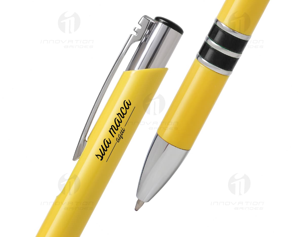 Caneta plástica esferográfica com cordão em fundo branco. Caneta plástica esferográfica com cordão em fundo branco.