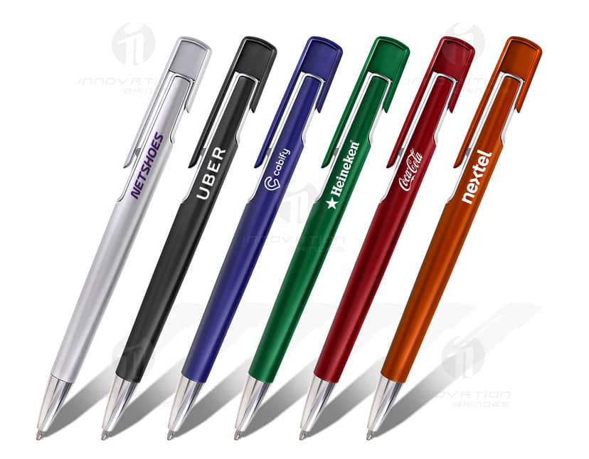 Caneta Plástica Clique Metalizada em destaque, mostrando seu design moderno e colorido. Perfeito para escrita e desenho, ideal para uso escolar ou no escritório.