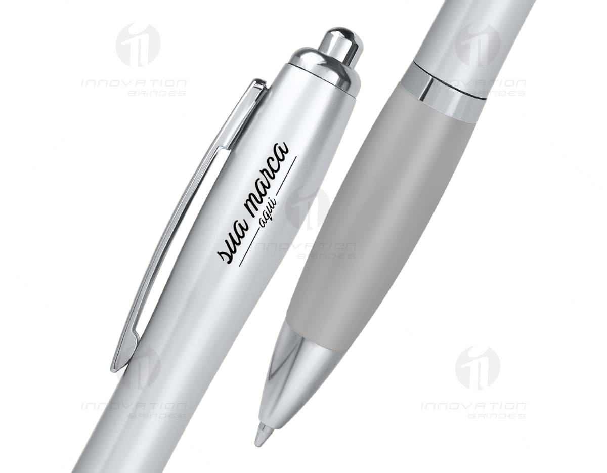 Caneta metalizada de cor prateada com acionamento por clique. Caneta metalizada de cor prateada com acionamento por clique.
