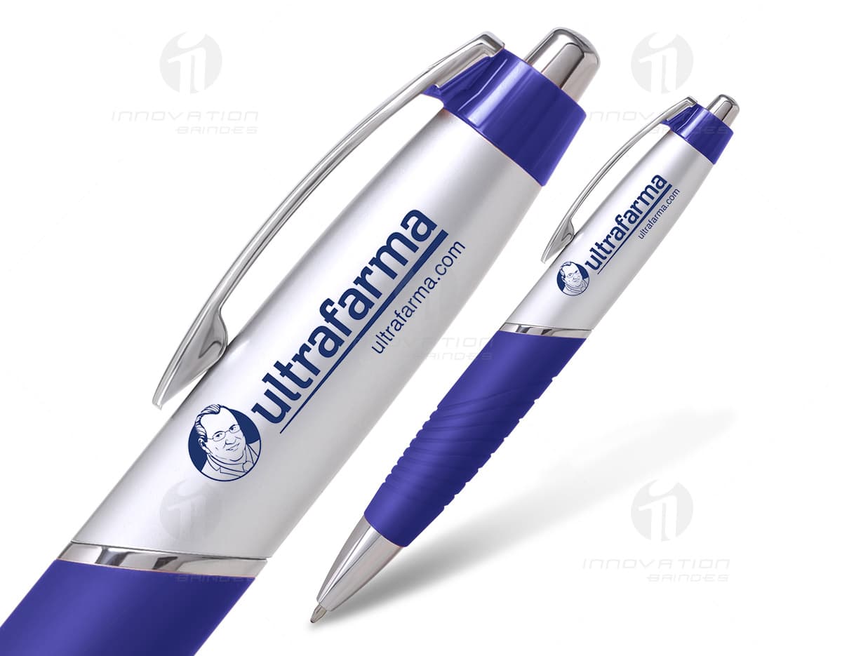 Caneta semimetálica retrátil em tom de azul escuro, com detalhes cromados e acionamento por clique. Caneta semimetálica retrátil em tom de azul escuro, com detalhes cromados e acionamento por clique.
