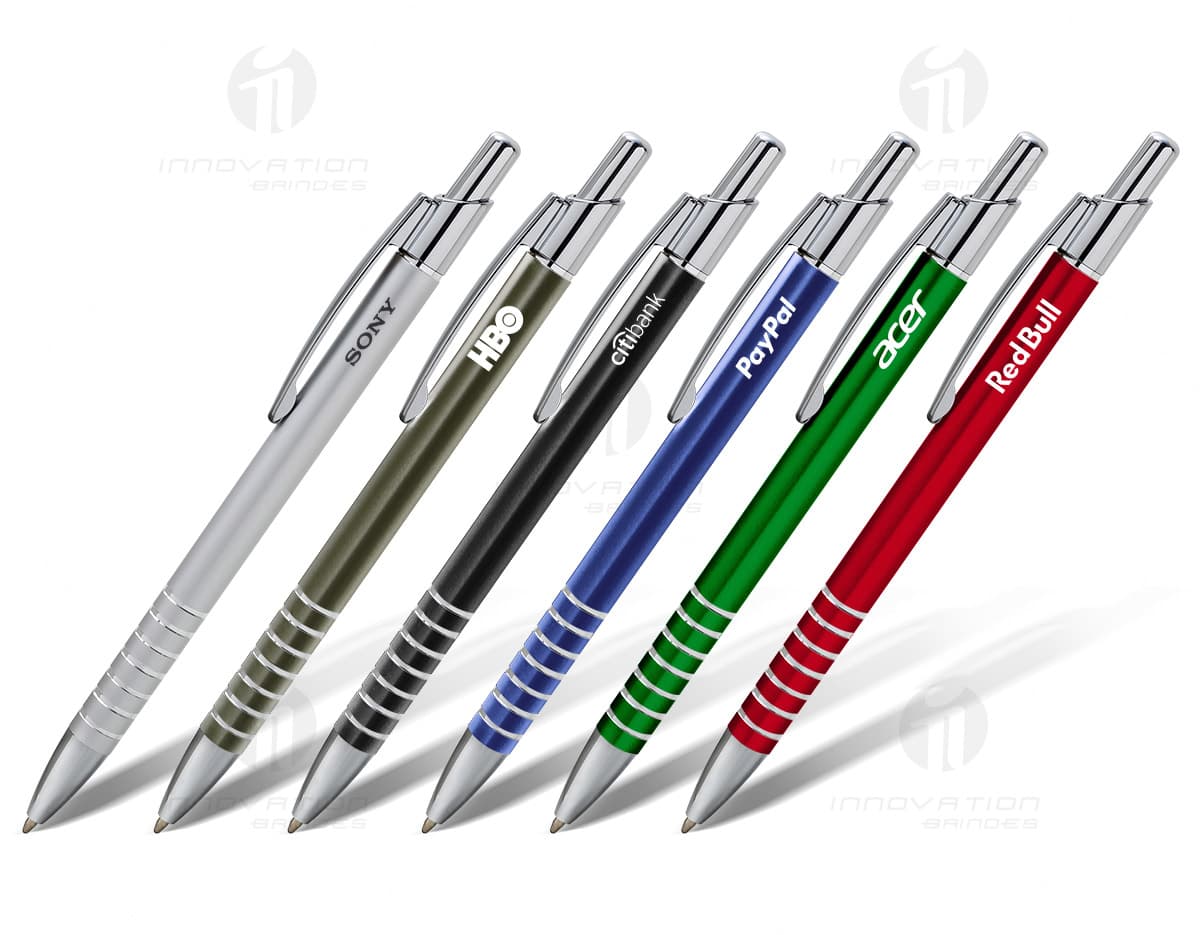 Caneta metalizada esferográfica cromada sobre fundo branco. Caneta metalizada esferográfica cromada sobre fundo branco.