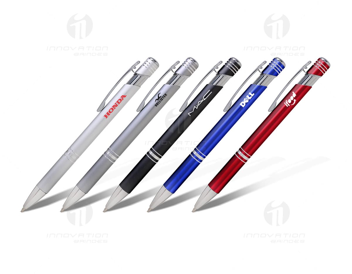 Caneta metalizada de cor prateada com acionamento por clique. Caneta metalizada de cor prateada com acionamento por clique.