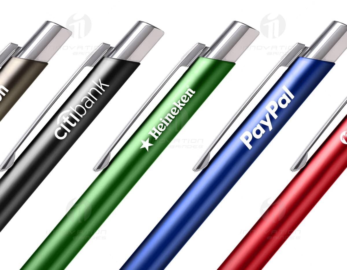 Caneta metálica com detalhes cromados em fundo branco. Caneta metálica com detalhes cromados em fundo branco.