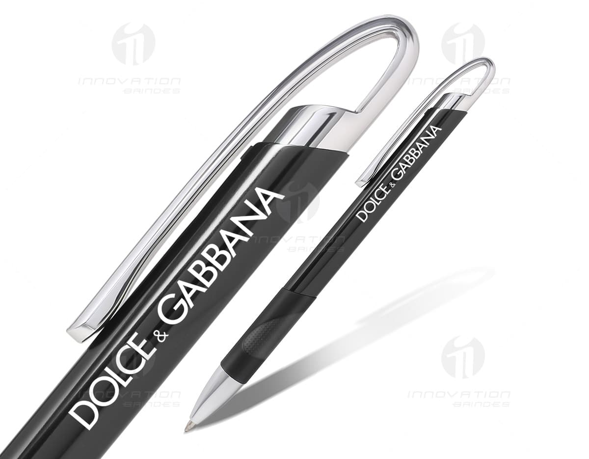 Caneta metálica cromada com design elegante e mecanismo de clique acionado. Caneta metálica cromada com design elegante e mecanismo de clique acionado.