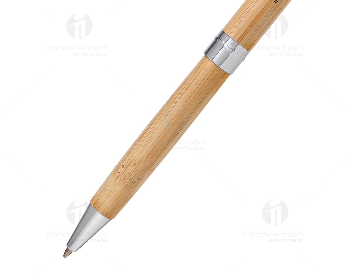 Caneta plástica esferográfica em cores variadas sobre fundo branco. Caneta plástica esferográfica em cores variadas sobre fundo branco.