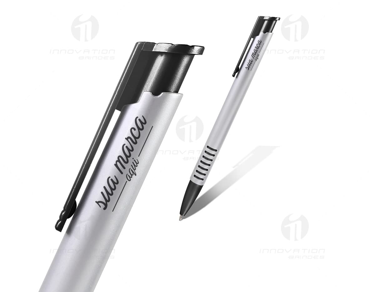 Caneta plástica azul com grip e mecanismo de clique. Caneta plástica azul com grip e mecanismo de clique.