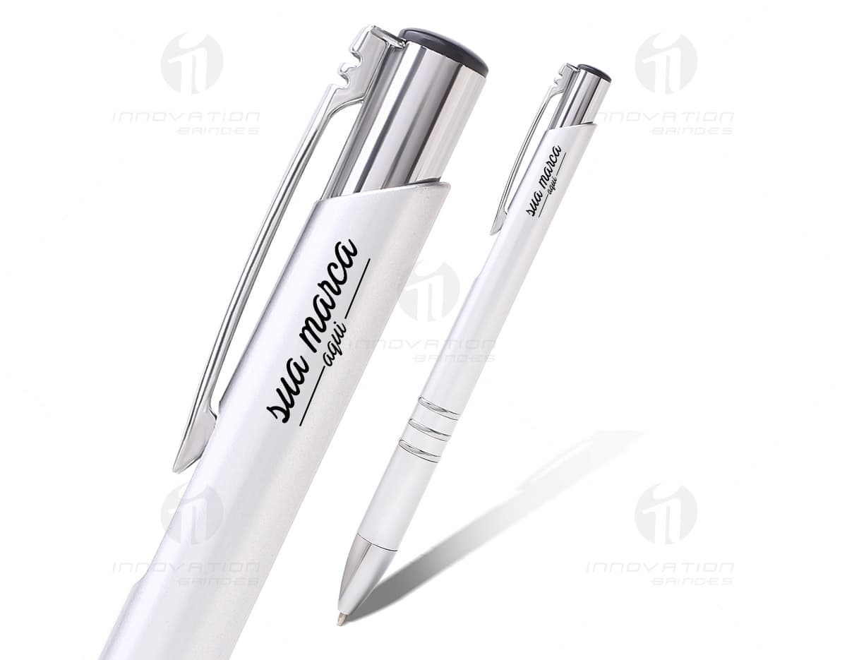 Caneta Pen Drive 8GB preta em formato de caneta esferográfica, com detalhes prateados e tampa removível. Caneta Pen Drive 8GB preta em formato de caneta esferográfica, com detalhes prateados e tampa removível.