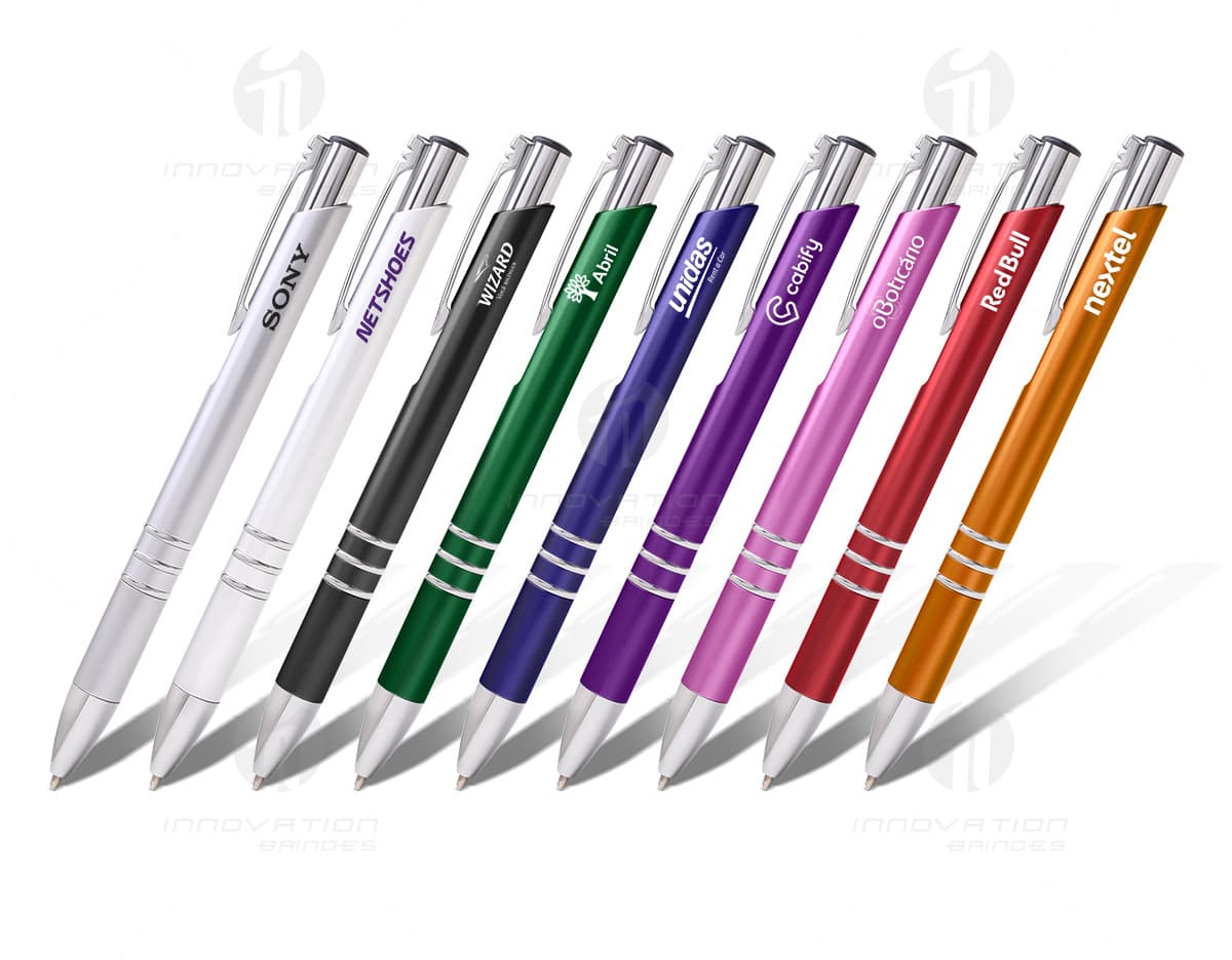 Kit com 6 porta copos em diferentes cores e estampas, organizados em fila sobre uma mesa de madeira. Kit com 6 porta copos em diferentes cores e estampas, organizados em fila sobre uma mesa de madeira.