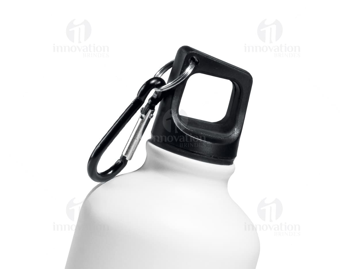Squeeze de metal fosco de 750ml com mosquetão. Squeeze de metal fosco de 750ml com mosquetão.