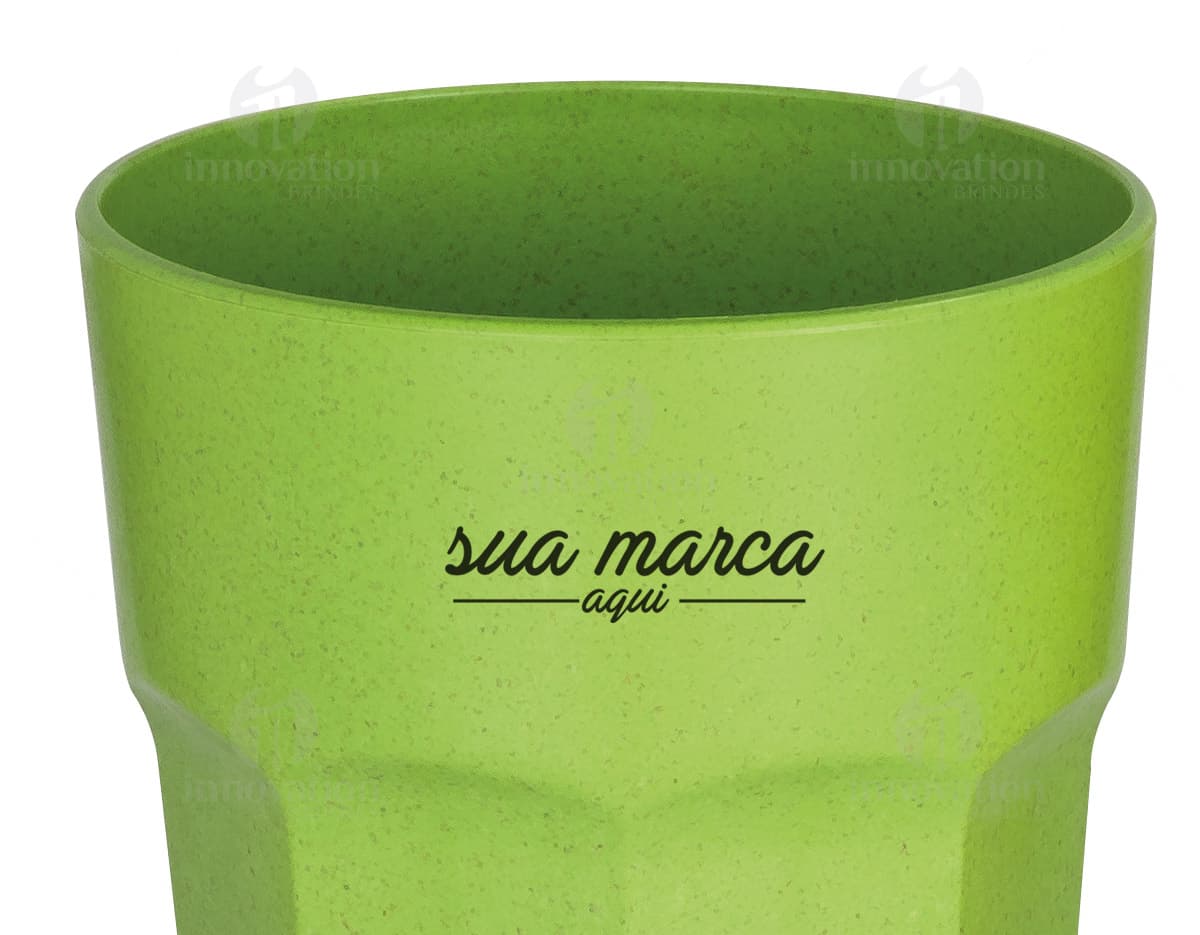 Kit com 6 porta copos em diversos tons de azul, vermelho e amarelo, cada um com design único e moderno. Kit com 6 porta copos em diversos tons de azul, vermelho e amarelo, cada um com design único e moderno.