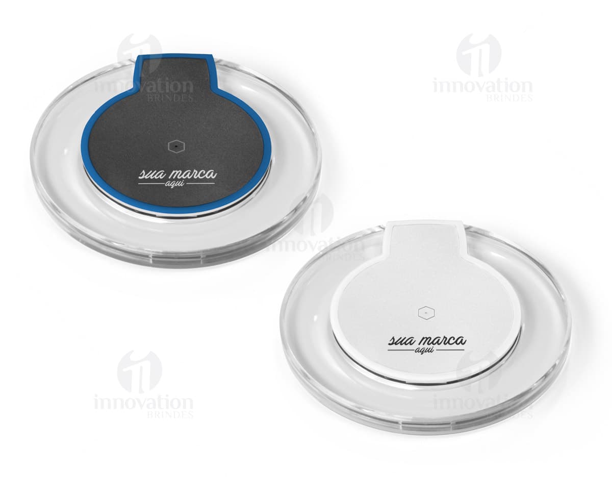 Carregador wireless por indução USB em fundo branco, com design elegante e tecnológico. Carregador wireless por indução USB em fundo branco, com design elegante e tecnológico.