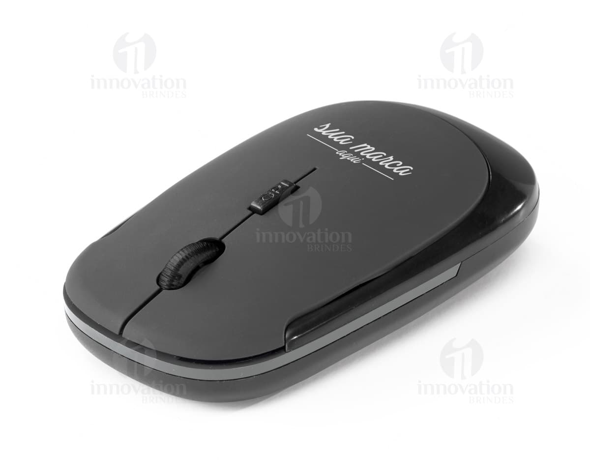 Mouse óptico wireless na cor preta, com design ergonômico e botões laterais. Mouse óptico wireless na cor preta, com design ergonômico e botões laterais.