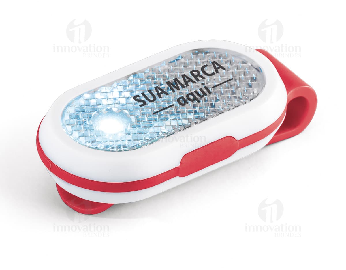 Chaveiro de plástico com lanterna, ideal para iluminar locais escuros com praticidade. Com design detalhado, o chaveiro possui um anel e uma corrente para segurança, além de ser leve e resistente. Produto versátil, pode ser utilizado como um acessório decorativo ou como uma ferramenta de emergência. Chaveiro de plástico com lanterna, ideal para iluminar locais escuros com praticidade. Com design detalhado, o chaveiro possui um anel e uma corrente para segurança, além de ser leve e resistente. Produto versátil, pode ser utilizado como um acessório decorativo ou como uma ferramenta de emergência.