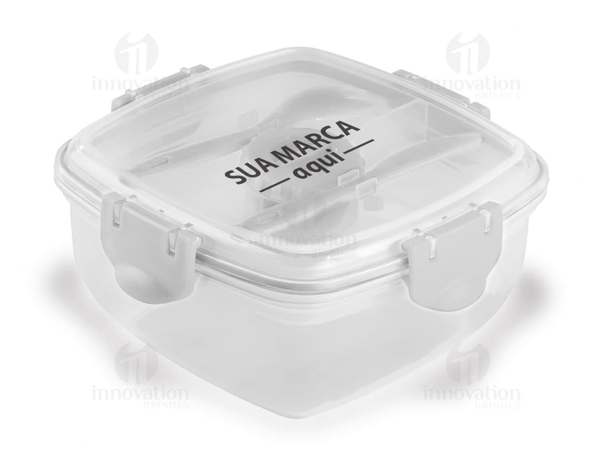 Marmita plástica de 3 compartimentos em destaque em fundo branco. Marmita plástica de 3 compartimentos em destaque em fundo branco.