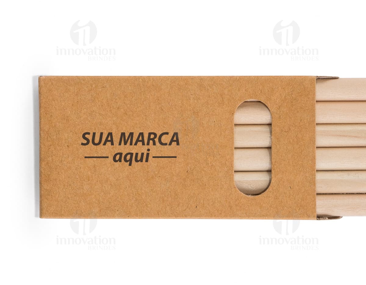 Kit com 6 porta copos de diferentes cores e estampas, dispostos em círculo em uma mesa de madeira. Kit com 6 porta copos de diferentes cores e estampas, dispostos em círculo em uma mesa de madeira.