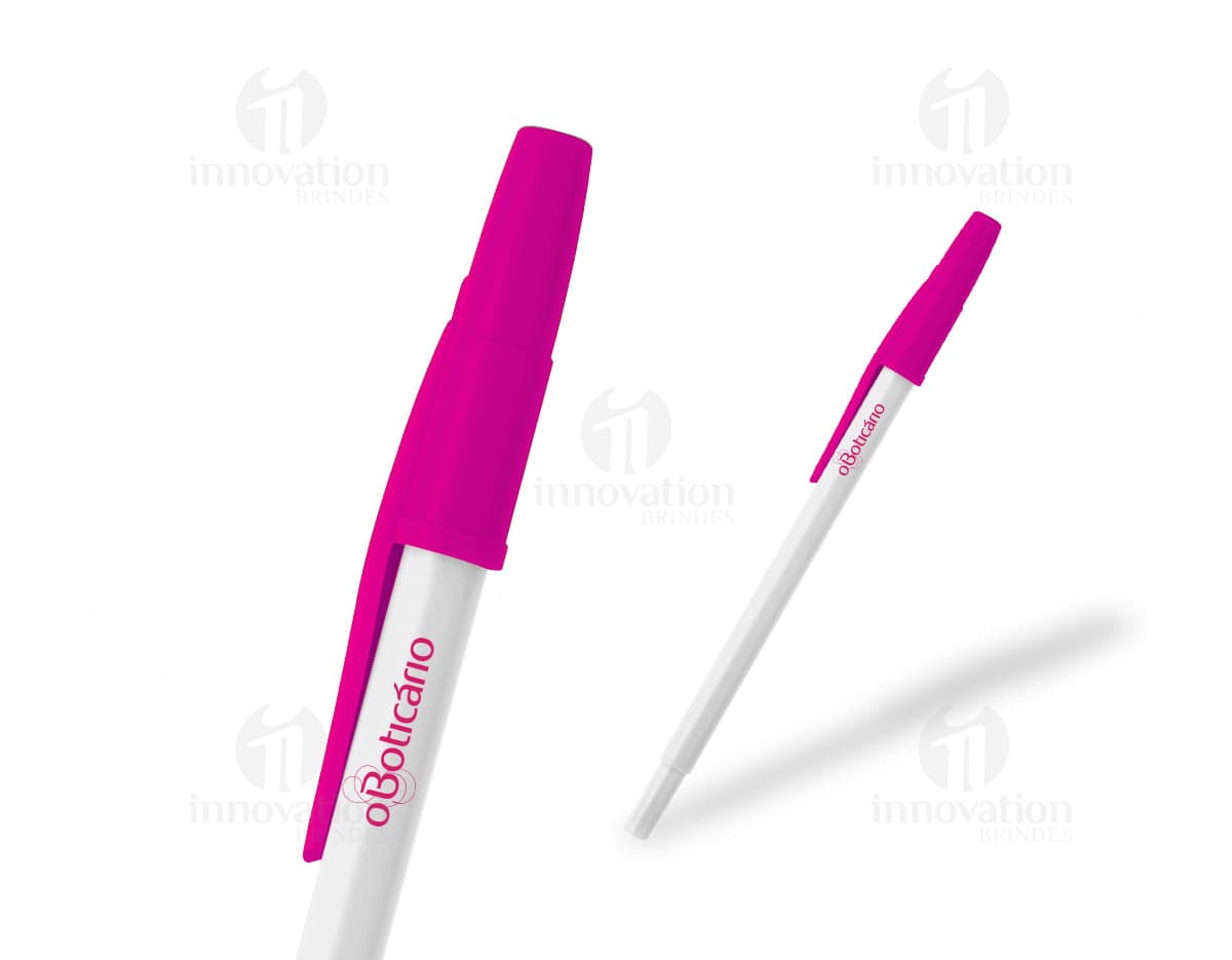 Caneta esferográfica plástica com tampa preta sobre fundo branco. Caneta esferográfica plástica com tampa preta sobre fundo branco.