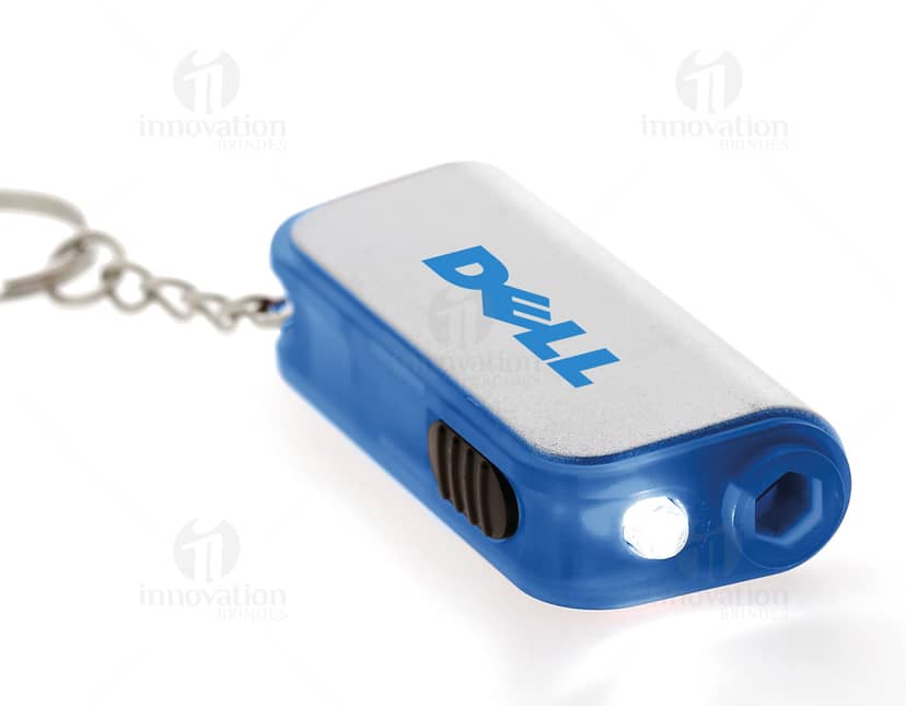 Chaveiro Mini LED Ferramenta pilhas LR41 em fundo branco.