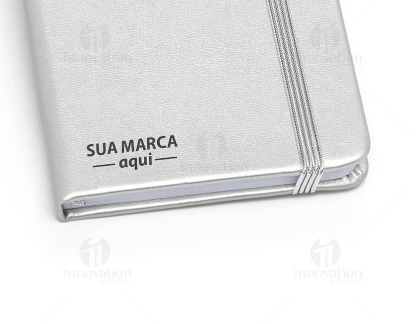 Kit com 6 porta copos em formato redondo e base de cortiça, com estampas coloridas em estilo tropical.