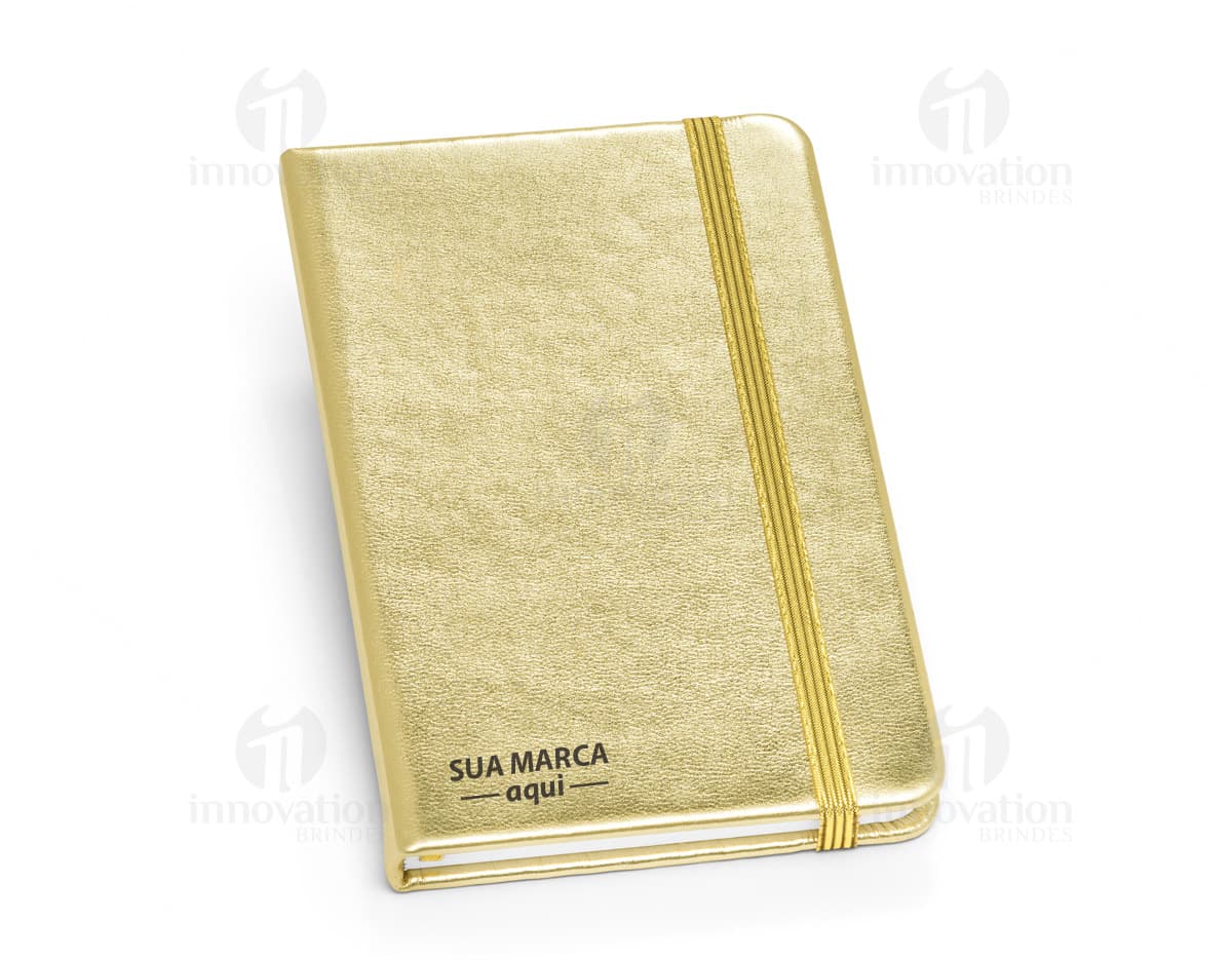 Caderno duro de couro sintético com medidas de 1.5 por 9 por 14 centímetros. Caderno duro de couro sintético com medidas de 1.5 por 9 por 14 centímetros.